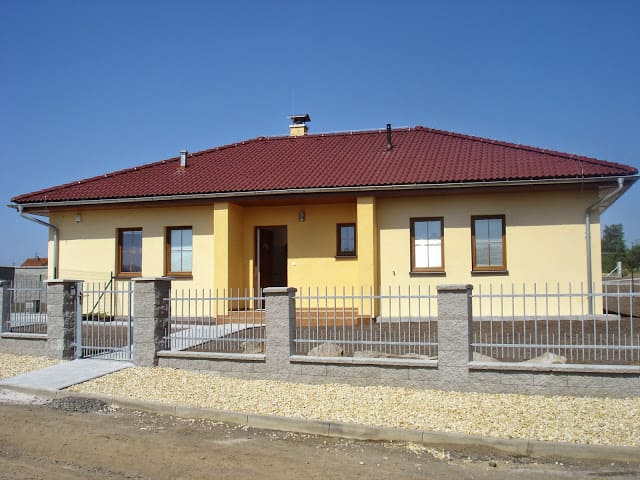 Rodinný dům - přestavba - fotografie 1