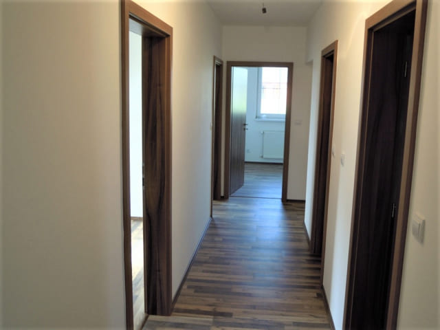 Rodinný dům s interiérem - fotografie 5