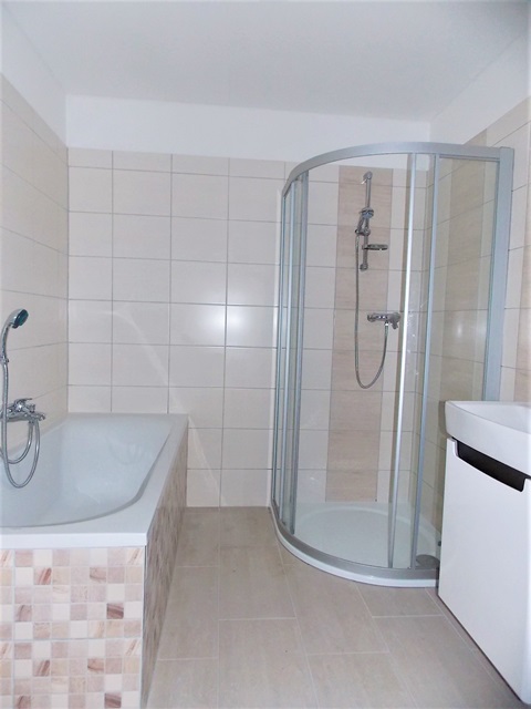 Rodinný dům s moderní architekturou - fotografie 4