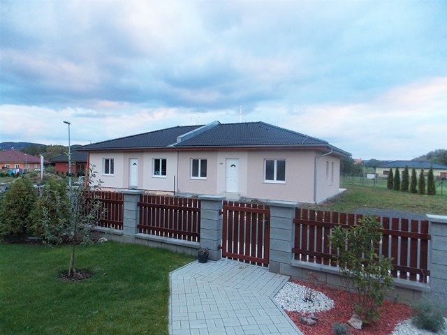 Rodinný dům s moderní architekturou - fotografie 8